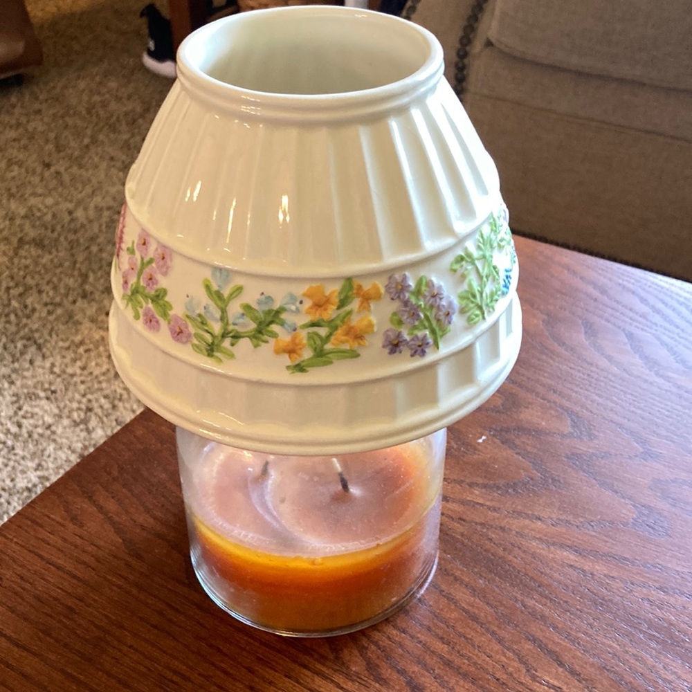 Beautiful, Cottagecore, wildflowers Yankee Candle Co. large shade
